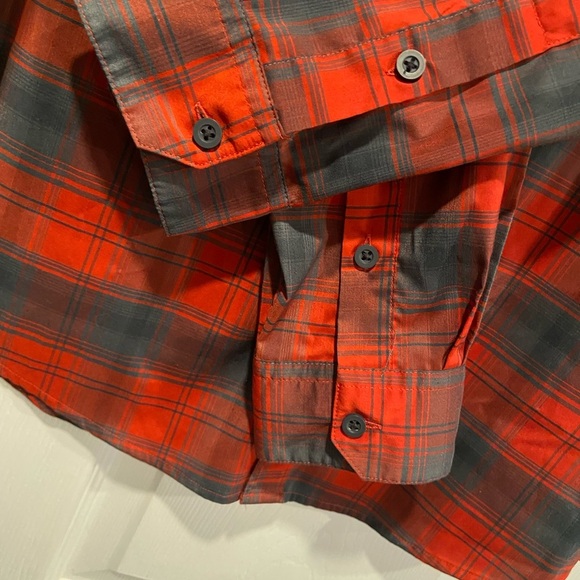 Swiss Tech Mens Size M Roll Tab Sleeve Red Gray Plaid Stretch Button Down Shirt - Picture 4 of 12